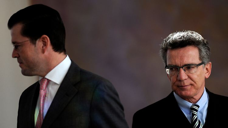 Der Alte und der Neue: Guttenberg (l) und de Maiziere (r) nach der Überreichung der Entlassungspapiere und Ernennungsurkunden durch den Bundespäsidenten.