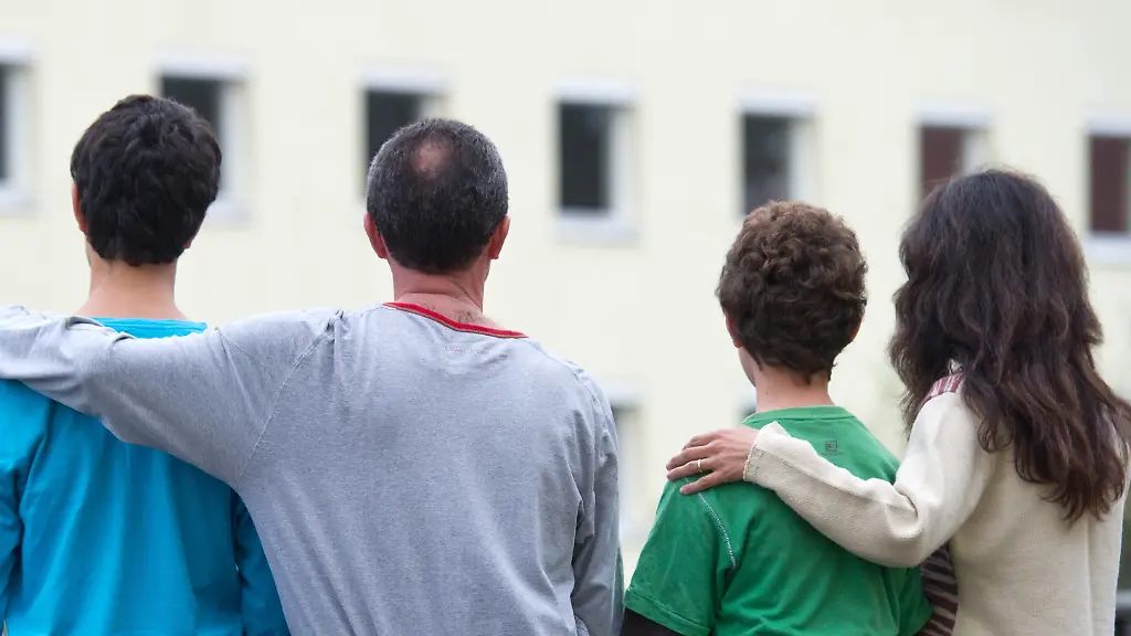 Eine-syrische-Familie-sitzt-vor-einem-Asylwohnheim-in-Brandenburg