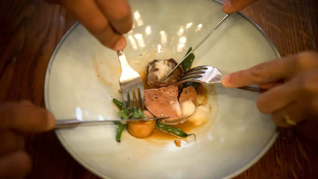 Gaeste-im-Herz-Niere-probieren-rosa-gebratene-Schweineleber-und-Entenleber-Pete-mit-Sellerie-Miniapfel-und-Bohnen-im-Gefluegelsud