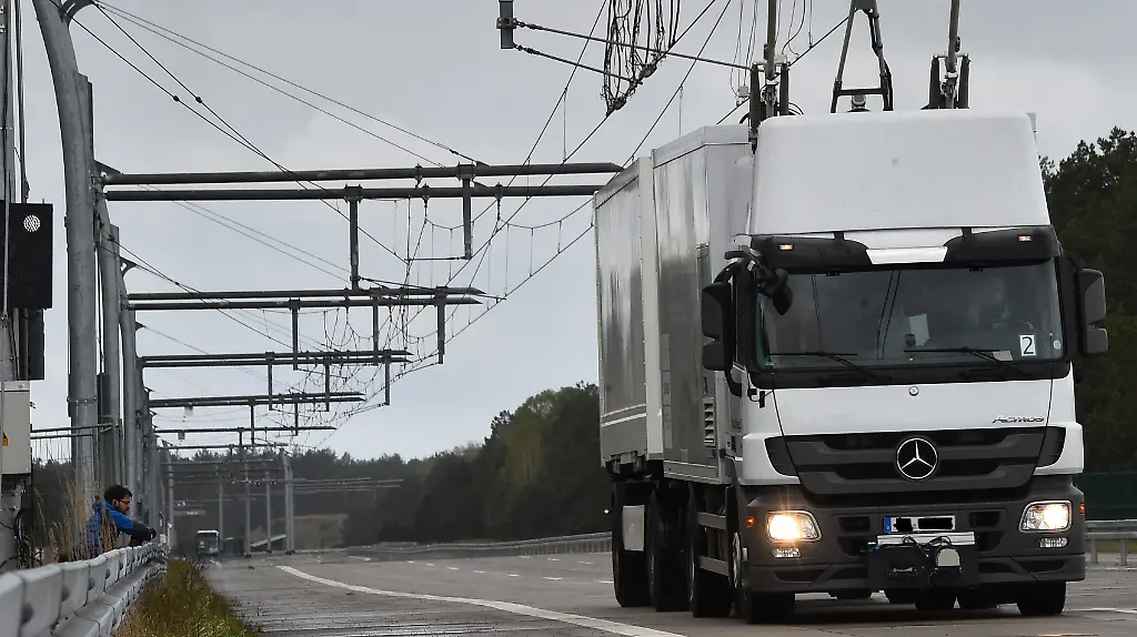 Lastkraftwagen-der-Zukunft-Auf-einer-Teststrecke-probt-ein-Oberleitungs-Lkw-das-batteriebetriebene-Fahren