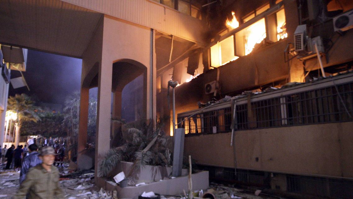 Nach Angaben des Regimes wurde dieses Gebäude bei NATO-Luftangriffen getroffen - und brannte aus.