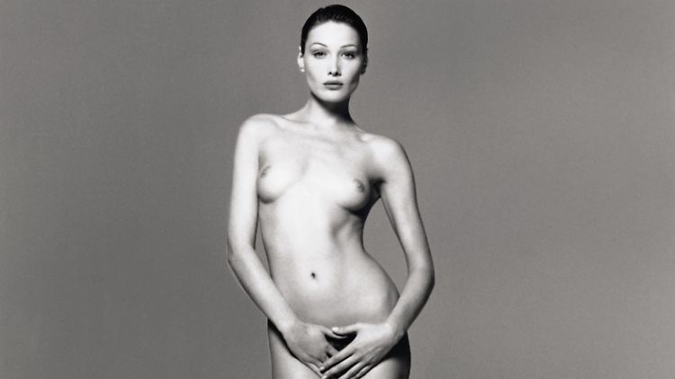 Im Jahr 1993 fotografiert Michael Comte das Supermodel Carla Bruni - splitternackt.