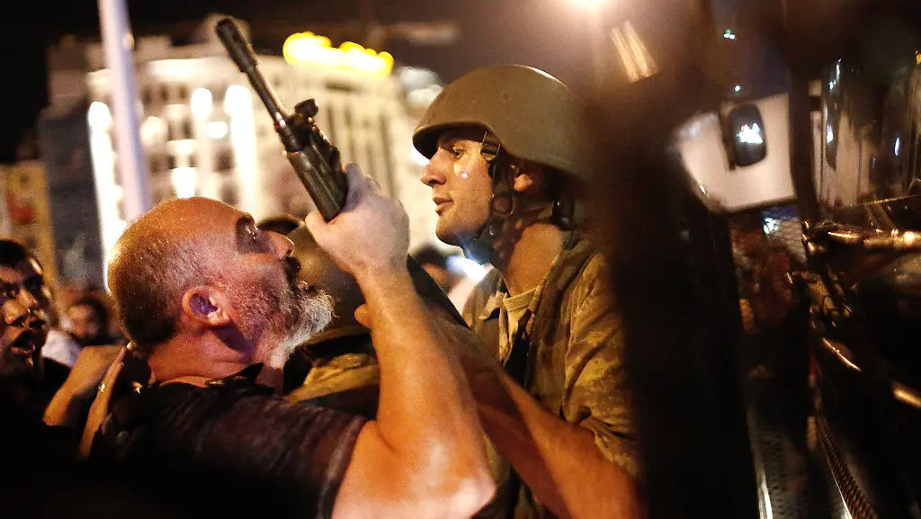 Tuerkische-Polizisten-nehmen-nach-dem-Putschversuch-Soldaten-auf-dem-Taksim-Platz-fest-Archivbild