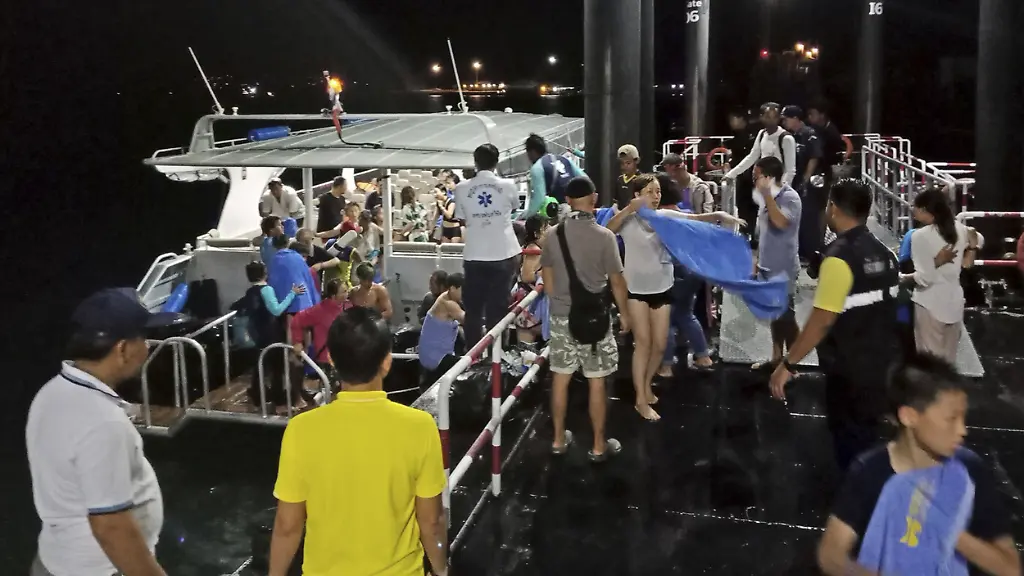 Die-geretteten-Touristen-wurden-sofort-ans-Festland-gebracht-48-Menschen-werden-noch-vermisst