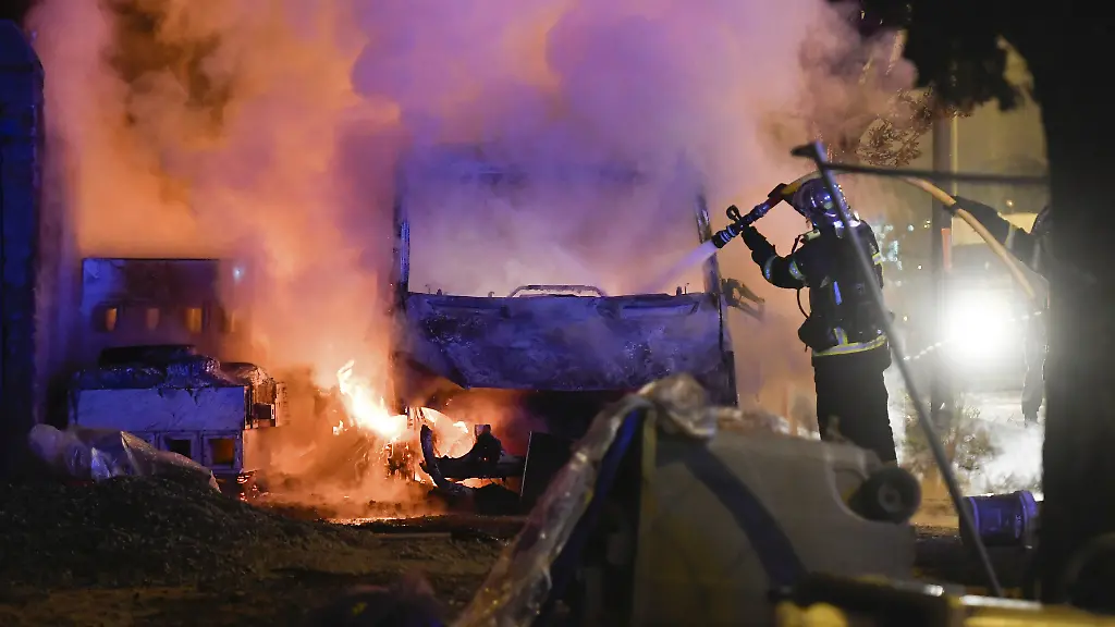 In-mehreren-Vierteln-von-Nantes-die-als-soziale-Brennpunkte-gelten-wurden-erneut-Autos-angezuendet-und-Geschaefte-beschaedigt
