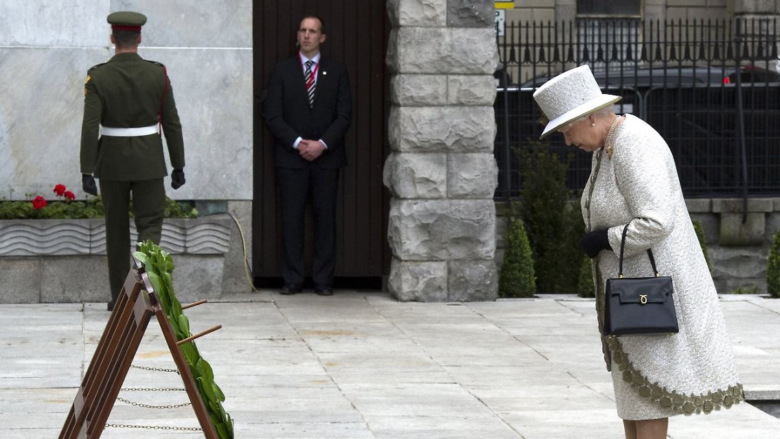 Die Queen ehrt die irischen Freiheitskämpfer.