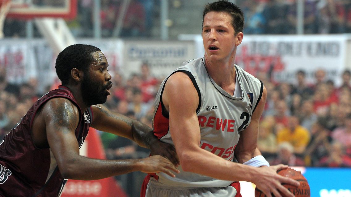Der Quakenbrücker Bryan Bailey (l) im Zweikampf mit dem Bamberger Casey Jacobsen.