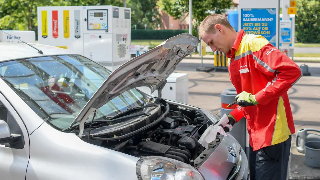 Der-25-jaehrige-Maikel-Wurchel-arbeitet-als-Tankwart-bei-Shell