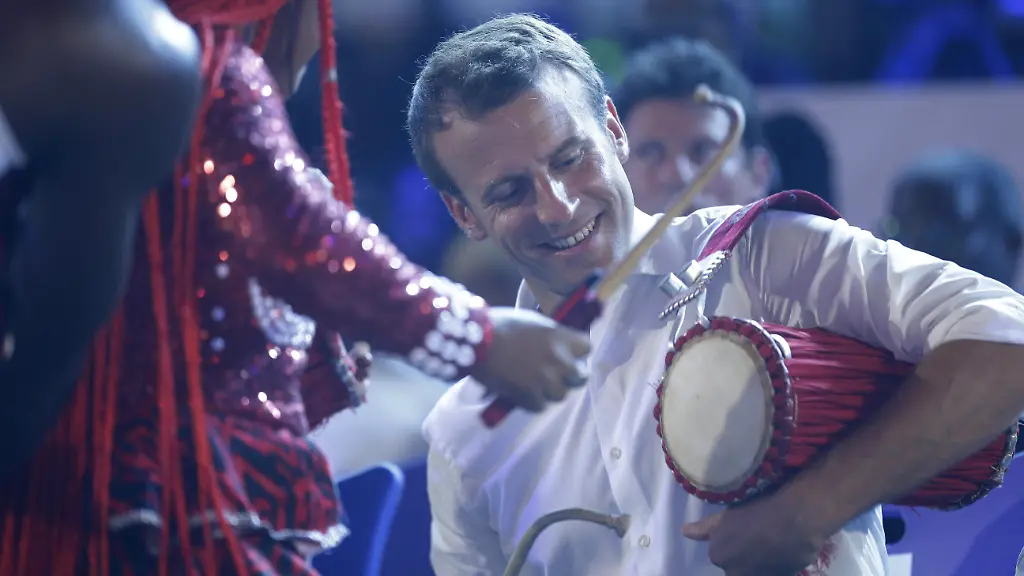 Das-ist-afrikanische-Energie-twitterte-Macron-zu-der-schwungvollen-Musik-und-versuchte-sich-auch-selbst-an-der-Trommel