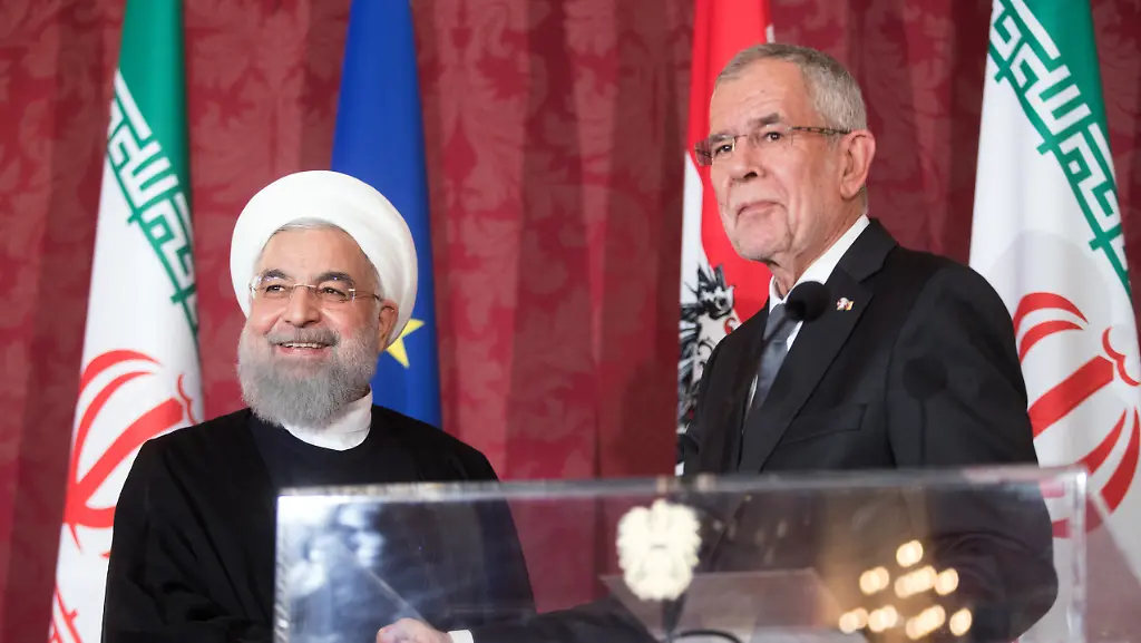Hassan-Ruhani-und-Alexander-van-der-Bellen-geben-bei-einer-gemeinsamen-Pressekonferenz-am-Vormittag-an-an-dem-Iraner-Atomabkommen-festhalten-zu-wollen