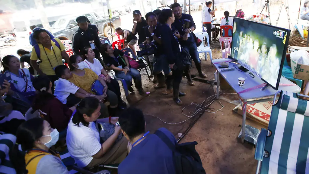 Gemeinsam-schauen-Angehoerige-des-Fussballteams-und-Einsatzkraefte-die-Videobotschaft-der-Jungen-die-die-lang-ersehnte-Beruhigung-bringt