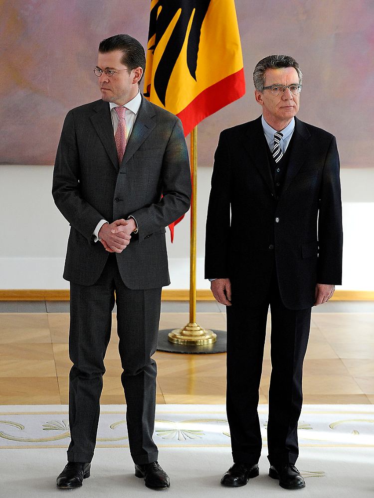Guttenberg (l) betonte, er habe ein bestelltes Haus hinterlassen. Sein Nachfolger de Maiziere (r) sieht es etwas anders.