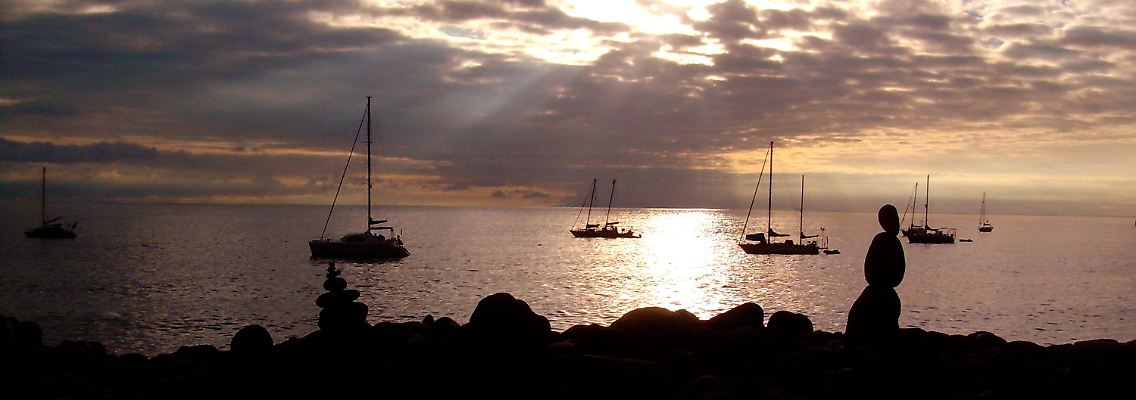 Positive Schwingungen: Steinmännchen am Strand machen den Sonnenuntergang auf Gomera noch schöner.
