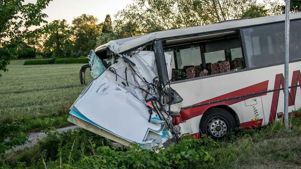 Bei-dem-Busunfall-am-vergangenen-Samstag-wurden-insgesamt-52-Menschen-verletzt-die-meisten-davon-Kinder
