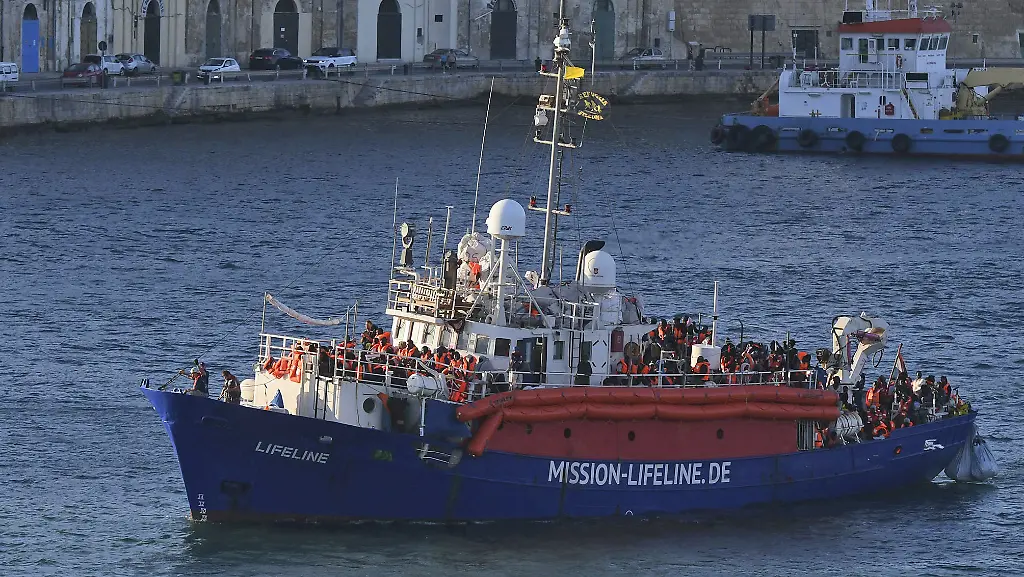 Nach-fast-einer-Woche-Ausharren-auf-See-ist-das-Rettungschiff-der-Mission-Lifeline-am-vergangenen-Mittwoch-in-den-Hafen-von-Malta-eingelaufen-Nun-soll-sich-der-Kapitaen-vor-Gericht-rechtfertigen