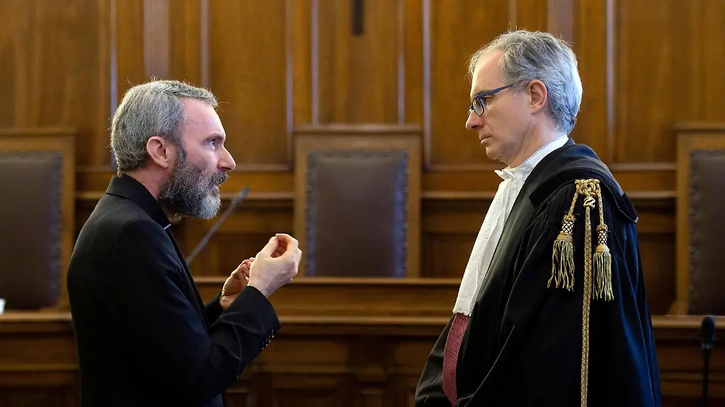 Der-verurteilte-Ex-Diplomat-Capella-li-beraet-sich-vor-der-Urteilsverkuendung-noch-mit-seinem-Anwalt