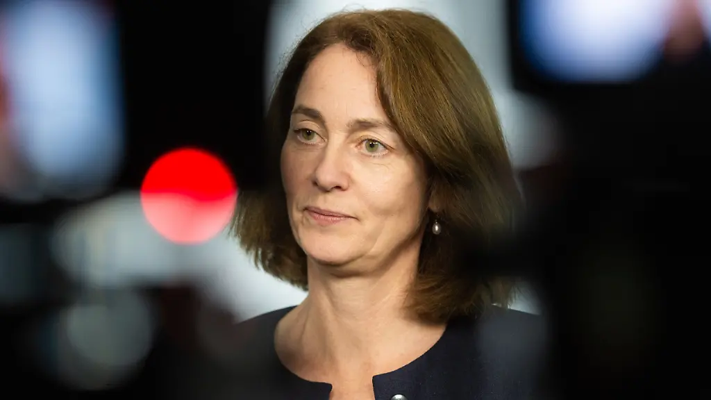 Es-muesse-kuenftig-machbar-sein-dass-WhatsApp-Nutzer-auch-mit-den-Nutzern-anderer-Messenger-Dienste-wie-zum-Beispiel-Threema-oder-Signal-kommunizieren-koennen-sagte-Barley