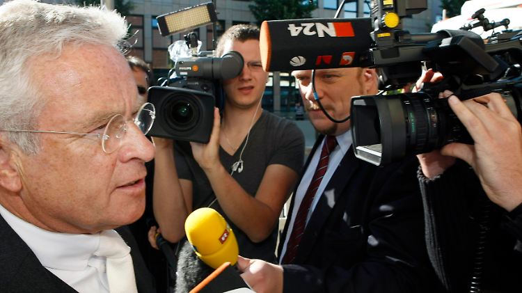 Kachelmanns Anwalt Johann Schwenn vor dem Gericht in Mannheim.