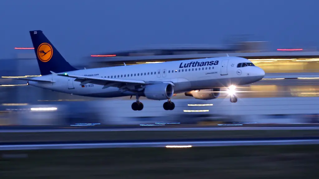 Es-draenge-sich-die-Frage-auf-ob-sich-Lufthansa-mit-der-Air-Berlin-Uebernahme-nicht-doch-verhoben-habe-sagt-der-Chef-des-Verbraucherzentrale-Bundesverbands-Klaus-Mueller