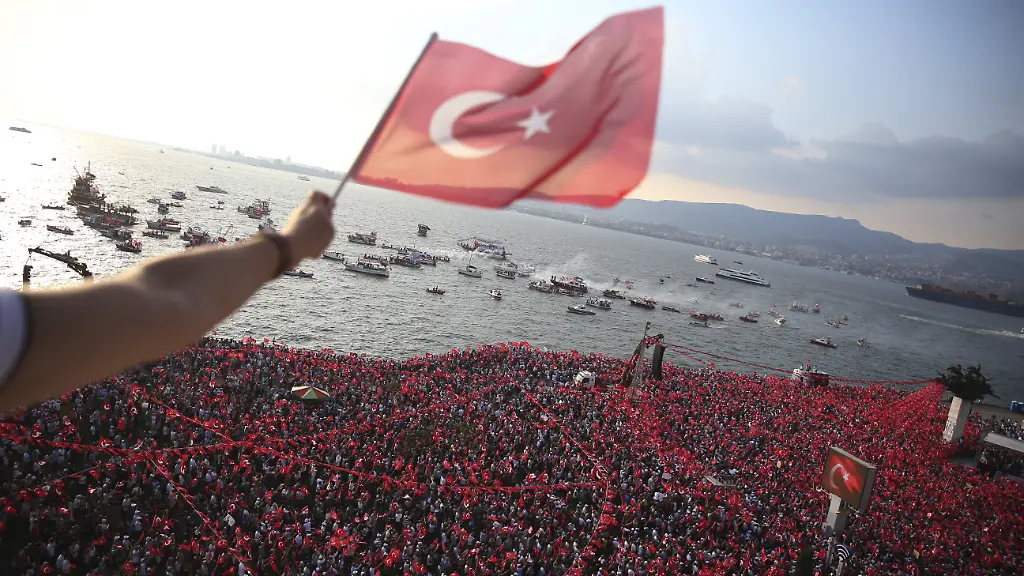 Tausende-Menschen-nehmen-an-der-Wahlkampfveranstaltung-der-CHP-teil-Tuerkeis-groesste-Oppositionspartei-moechte-360-000-Wahlbeobachter-einsetzen
