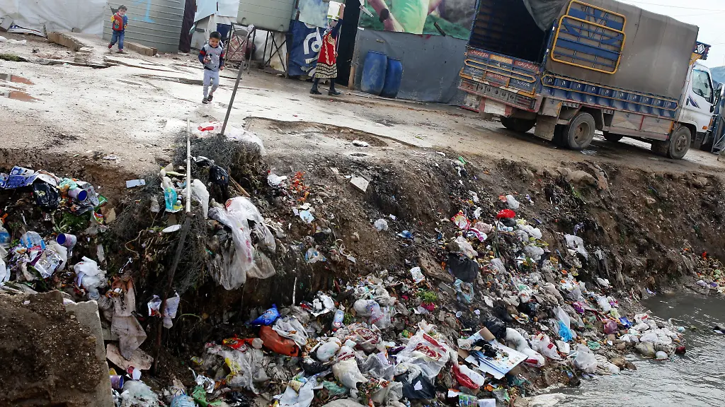 Katastrophale-Zustaende-im-Libanon-In-einem-Fluechtlingscamp-spielen-kleine-Kinder-neben-einem-verschmutzten-Bach