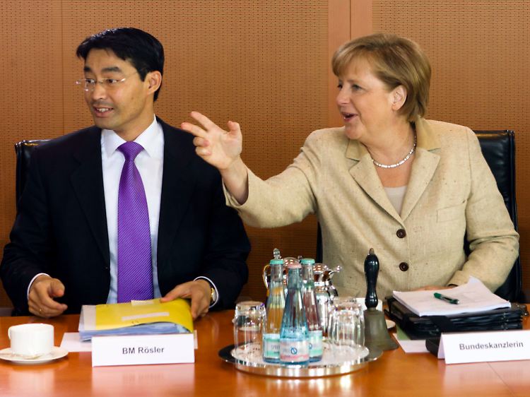 Bereit für den Elektro-Beschluss: Philipp Rösler saß bei der entscheidenden Kabinettssitzung erstmals als Vizekanzler neben Angela Merkel.