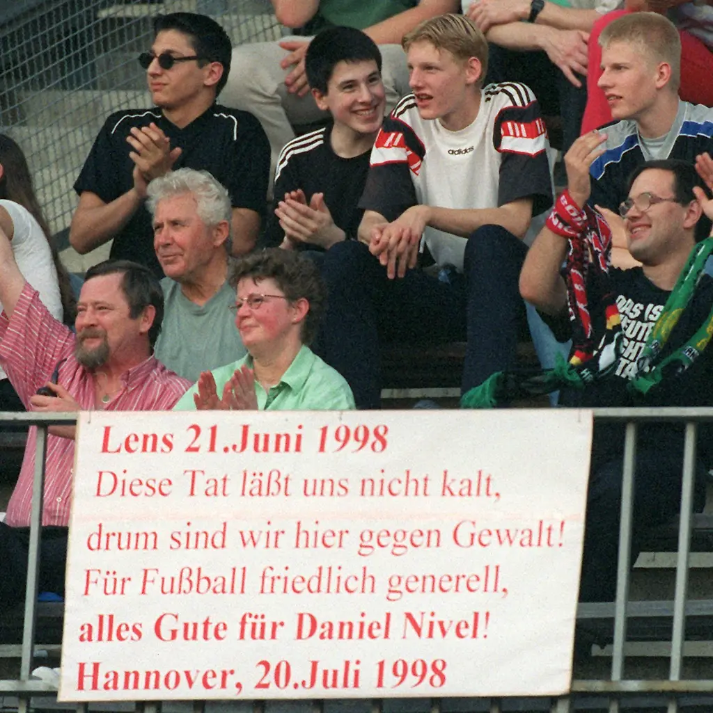 Das-Schicksal-von-Daniel-Nivel-mahnt-uns-dass-wir-jeglicher-Form-von-Gewalt-in-und-ausserhalb-der-Stadien-die-Rote-Karte-zeigen-muessen