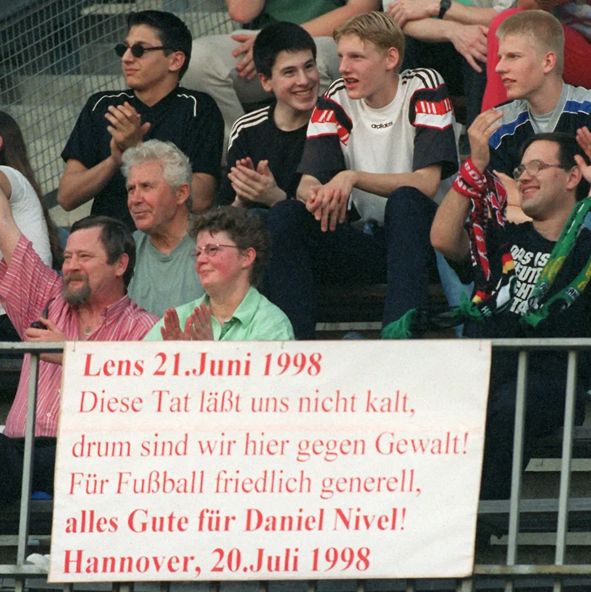 Das-Schicksal-von-Daniel-Nivel-mahnt-uns-dass-wir-jeglicher-Form-von-Gewalt-in-und-ausserhalb-der-Stadien-die-Rote-Karte-zeigen-muessen