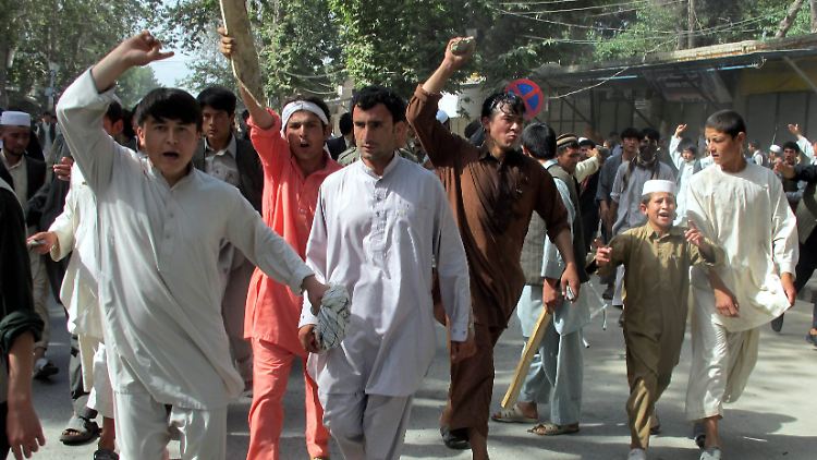 Afghanen protestieren gegen den NATO-Angriff.