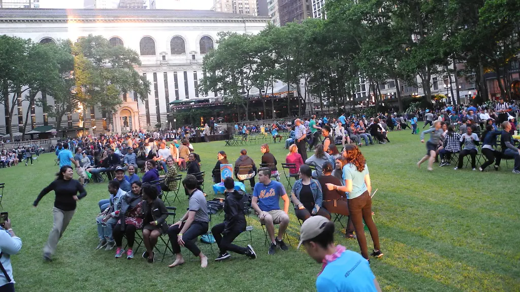 Hart-umkaempft-New-Yorker-spielen-Reise-nach-Jerusalem-im-Grossformat