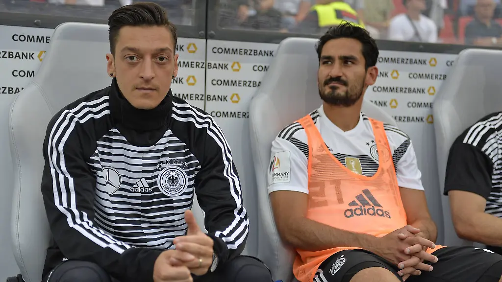 Weiterhin-im-Kreuzfeuer-der-Kritik-Mesut-Oezil-und-Ilkay-Guendogan