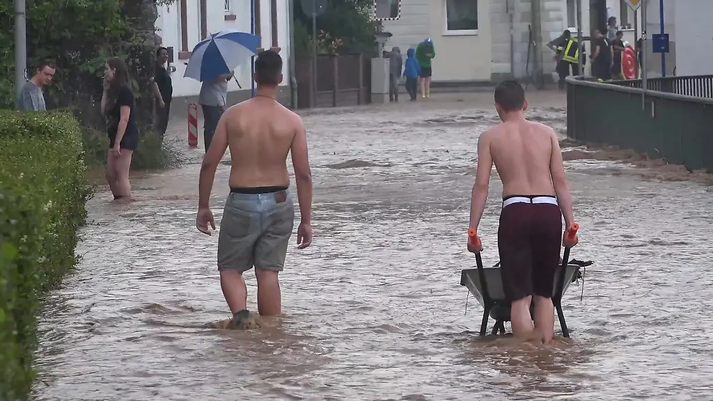 Das-suedhessische-Etzen-Gesaess-wurde-besonders-stark-ueberflutet-Der-Starkregen-verursachte-einen-Verkehrsunfall