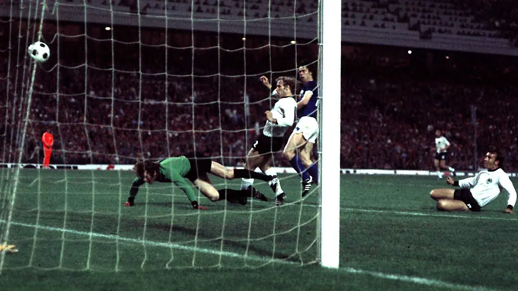Fussballgeschichte-BRD-Torwart-Sepp-Maier-und-sein-Verteidiger-Berti-Vogts-koennen-dem-Schuss-von-Juergen-Sparwasser-nur-noch-geschlagen-hinterherschauen