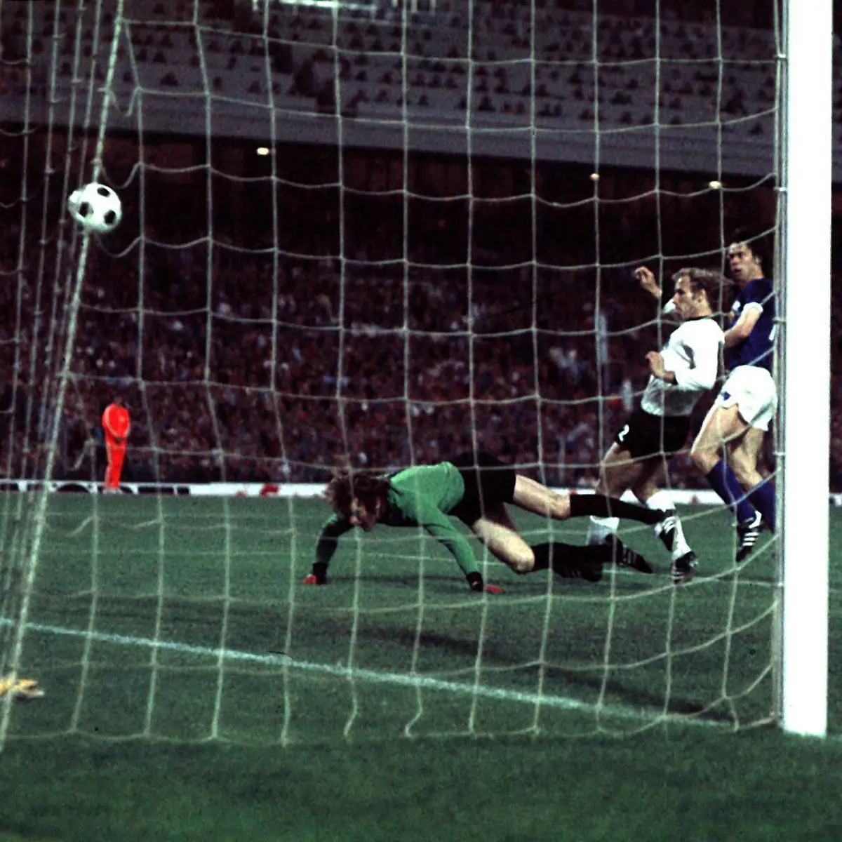 Fussballgeschichte-BRD-Torwart-Sepp-Maier-und-sein-Verteidiger-Berti-Vogts-koennen-dem-Schuss-von-Juergen-Sparwasser-nur-noch-geschlagen-hinterherschauen