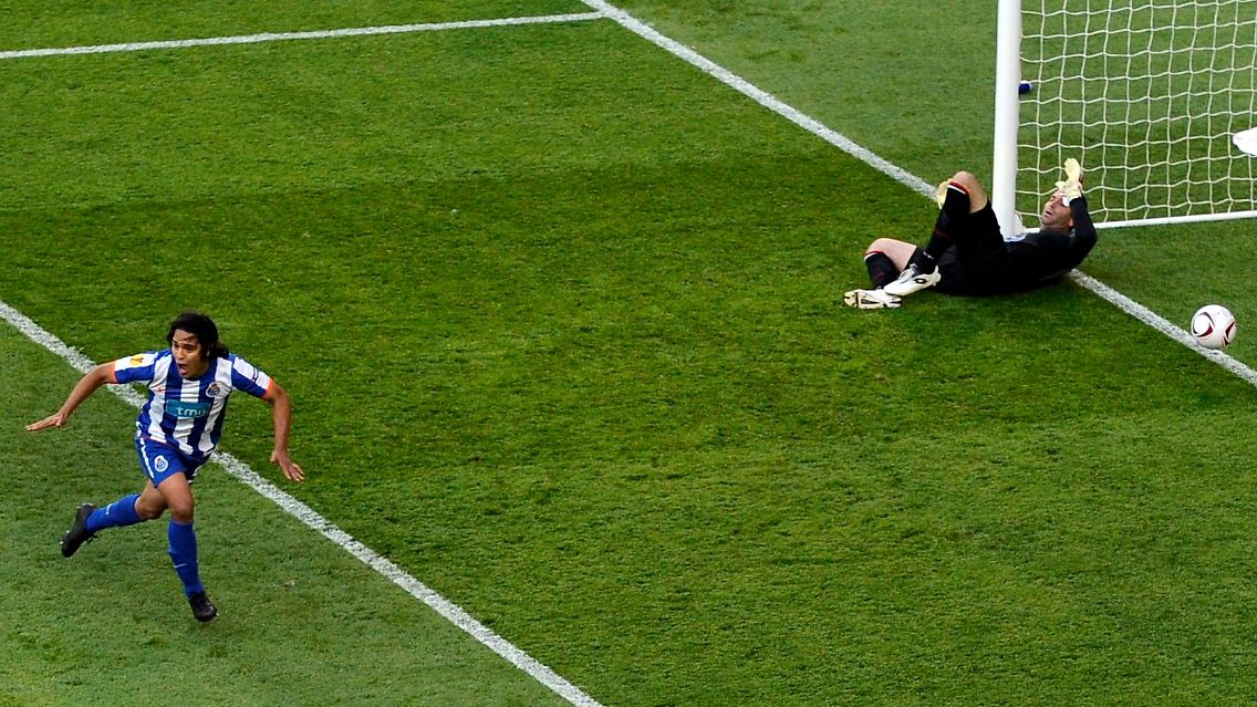 Die Entscheidung: Radamel Falcao trifft in der 44. Minute zum 1:0. Es ist der Siegtreffer für den FC Porto.
