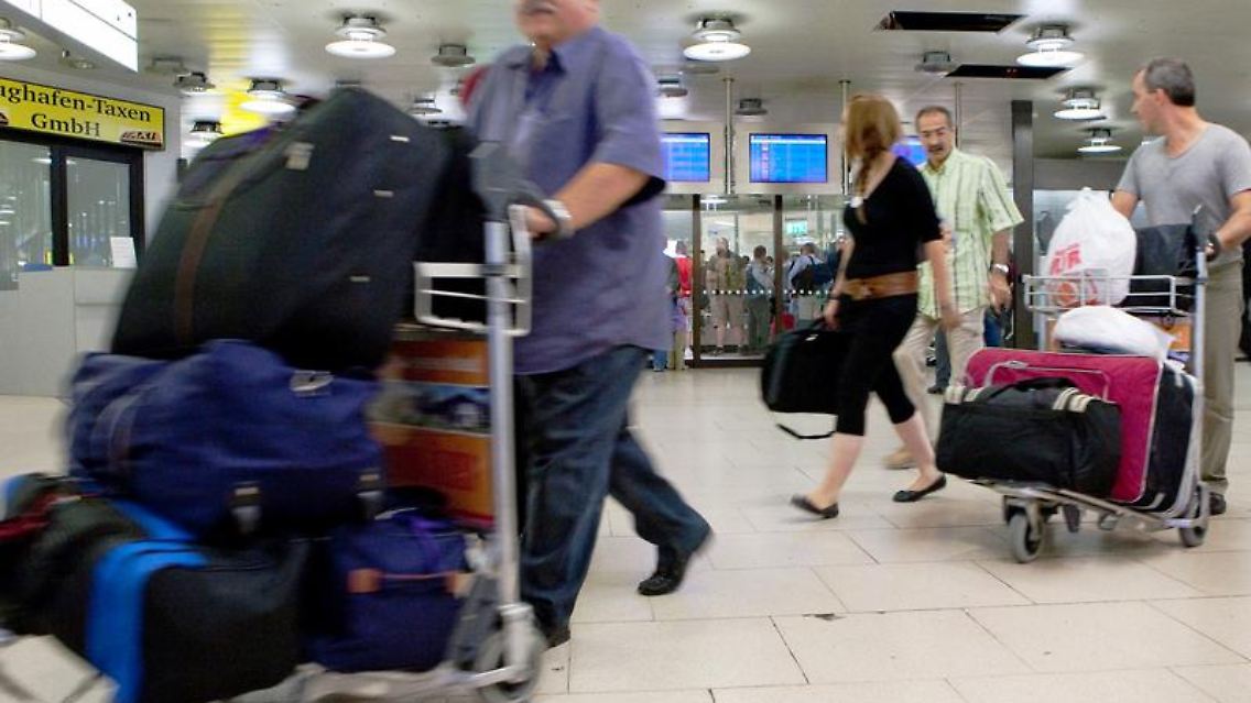 Das wird in Zukunft teuer: Bei Lufthansa zum Beispiel werden mit der Einführung des Stückkonzepts schon für den zweiten Koffer 50 Euro fällig.
