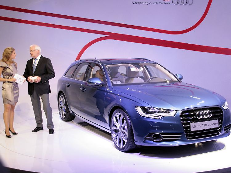 Entwicklungsvorstand Michael Dick erläutert die Besonderheiten des neuen Audi A6 Avant bei der Weltpremiere in Berlin.