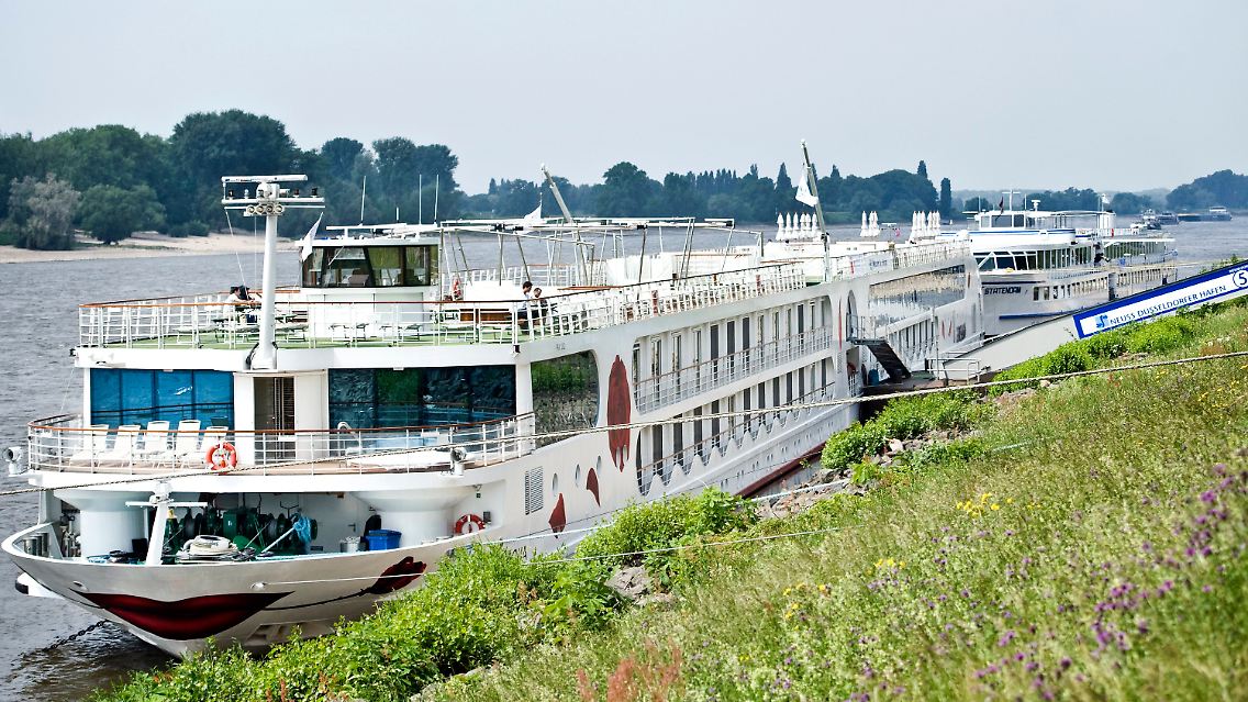Die Hotelschiffe "Arosa Viva" (l) und "Arosa Aqua" nn einem Anlegesteg am Rhein in Düsseldorf.