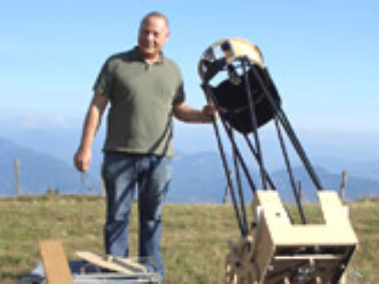 "Mondpapst" Dipl.-Psych. Stephan Mayer mit seinem astronomischen Teleskop.