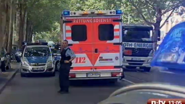 Polizisten und Rettungsdienste am Tatort.