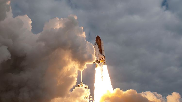 Start der US-Raumfähre "Endeavour" am Montag. Im schlimmsten Fall müssten Astronauten die beschädigten Stellen nun flicken, heißt es.