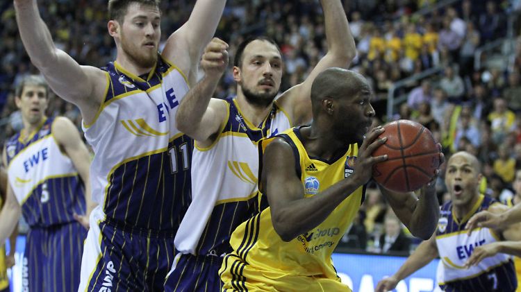 Nach eine überzeugenden Vorstellung gegen Frankfurt reifen bei Derrick Allen (r.) und Alba Berlin schon Titelträume.