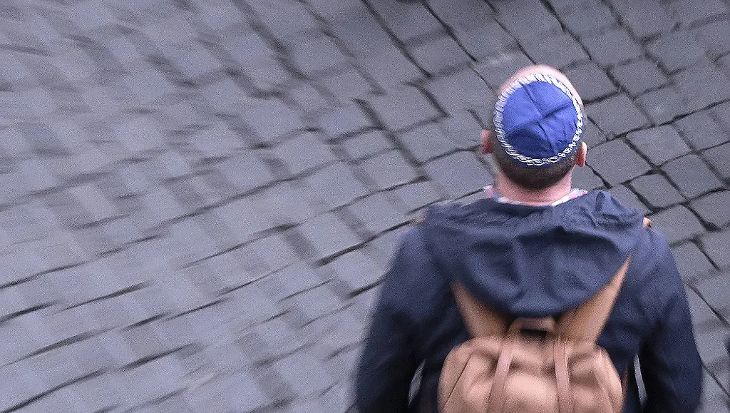 Nach-der-antisemitischen-Attacke-in-Bonn-versetzt-dei-Polizei-den-Beamten-der-den-israelischen-Hochschullehrer-geschlagen-hat