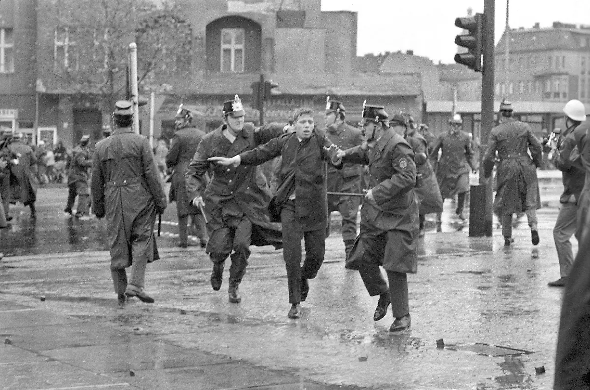 PolizistenDemontrantLUBI-F-1-058-1