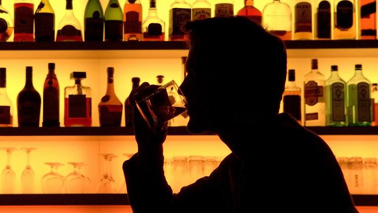 Ob Absacker oder Feierabendbier: Alkohol kann schnell zum Problem werden.