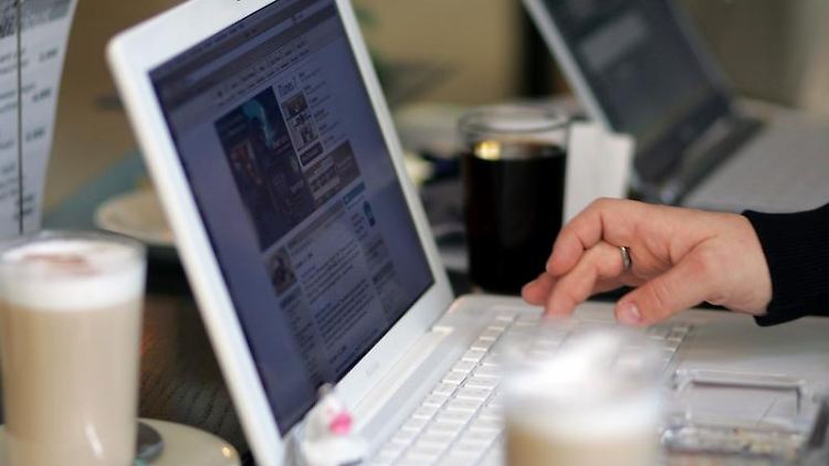 Wenn der Laptop ein paar Minuten ungenutzt bleibt, sollte er sich möglichst bald in den Standby-Modus schalten. (Bild: dpa)