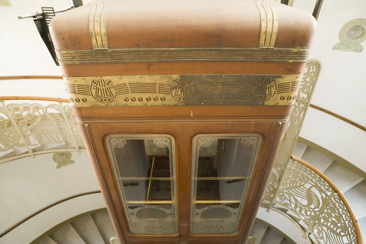 Wienzeilenhaeuser-Naschmarkt-Majolikahaus-Fahrstuhl