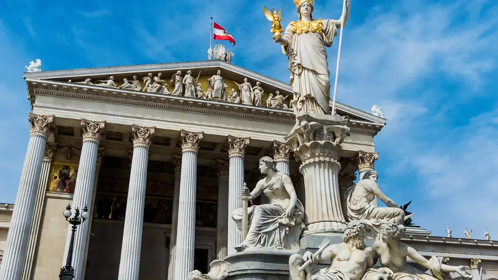 Ringstrasse-Parlament-2