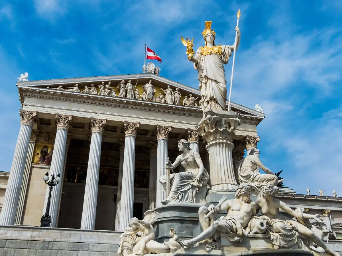 Ringstrasse-Parlament-2