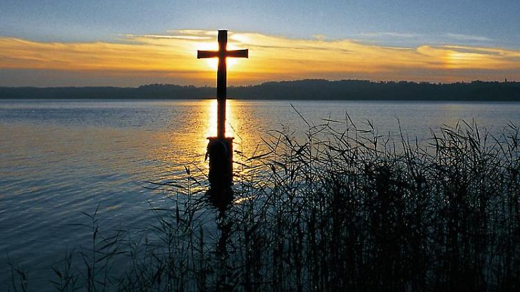 Ort der Legenden: Das Kreuz markiert die Stelle im Starnberger See, an der man den Leichnam König Ludwigs II. fand.